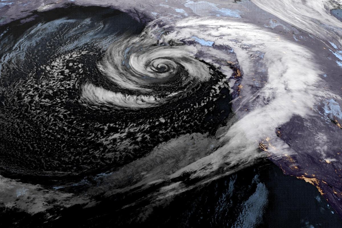 Deadly Storm Pounds Northwest US, Leaving 600,000 Without Power – Rapid ...